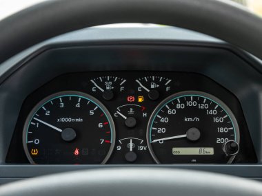 Novosibirsk, Rusya - 11 Eylül 2023: Toyota Land Cruiser, arabanın ön paneli parlak ışıkla aydınlatılmıştır. Hız göstergesi, daire ölçer, yağ ve yakıt seviyesi