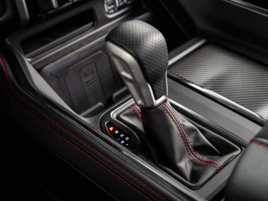 Novosibirsk, Rusya - 11 Eylül 2023: Dodge Ram Trx, manuel şanzıman şanzımanını kapatın. Hızlandırıcı sapı ve yeni bir arabanın düğmeleri.