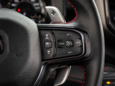 Novosibirsk, Rusya - 11 Eylül 2023: Dodge Ram Trx, direksiyon, müzik, kontrol sistemi ve arabadaki sesli telefon. modern araba iç mimarisi
