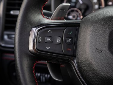 Novosibirsk, Rusya - 11 Eylül 2023: Dodge Ram Trx, direksiyon, müzik, kontrol sistemi ve arabadaki sesli telefon. modern araba iç mimarisi