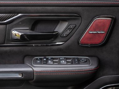 Novosibirsk, Rusya - 11 Eylül 2023: Dodge Ram Trx, yan kapı düğmeleri: pencere ayarlama düğmeleri, kapı kilidi. 