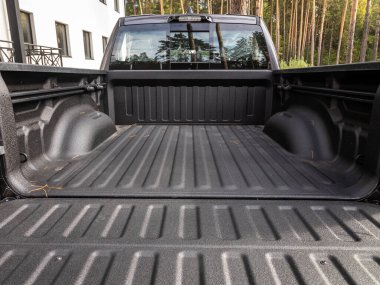 Novosibirsk, Rusya - 11 Eylül 2023: Dodge Ram Trx, Temiz, Picku arabasının bagajını aç