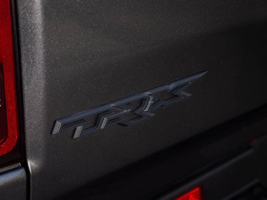 Novosibirsk, Rusya - 11 Eylül 2023: Dodge Ram Trx, TRX logosuna yakın çekim