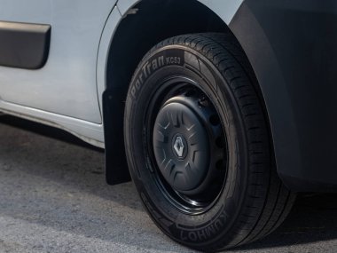 Novosibirsk, Rusya - 11 Eylül 2023: Renault Master, Otomobil Tekerleği. 