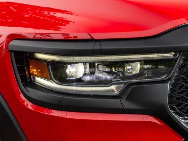 Novosibirsk, Rusya - 11 Eylül 2023: Dodge Ram Trx, yeni arabanın ışıkları. Kırmızı araba farları.