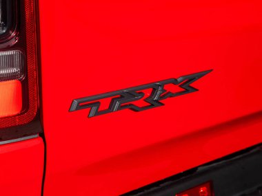 Novosibirsk, Rusya - 11 Eylül 2023: Dodge Ram Trx, TRX logosuna yakın çekim