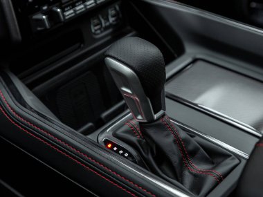 Novosibirsk, Rusya - 11 Eylül 2023: Dodge Ram Trx, Hızlandırıcı kolu ve yeni bir arabanın düğmeleri.