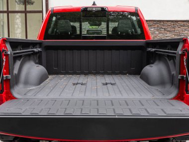 Novosibirsk, Rusya - 11 Eylül 2023: Dodge Ram Trx, Temiz, kırmızı arabanın bagajını aç