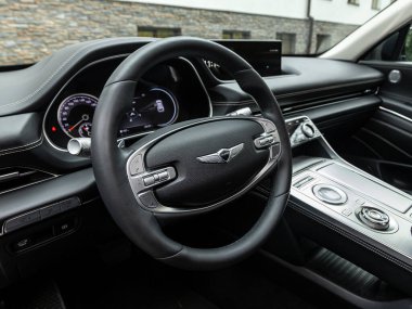 Novosibirsk, Rusya - 11 Eylül 2023: Genesis GV80, otomatik transmisyonlu modern SUV arabasının içi, Dashyaban domuzu