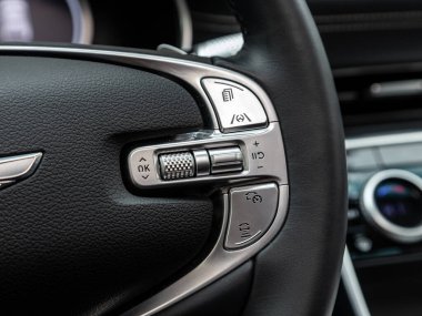 Novosibirsk, Rusya - 11 Eylül 2023: Genesis GV80, direksiyon, Müzik, Kontrol Sistemi ve arabadaki sesli telefon. modern araba iç mimarisi