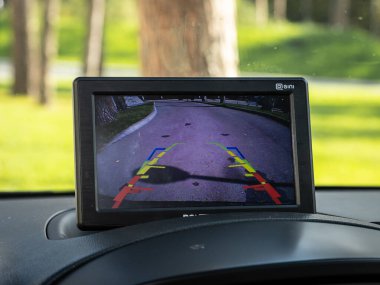 Novosibirsk, Rusya - 11 Eylül 2023: Hyundai Grand Starex, monitörlü ters kamera, düğmeler