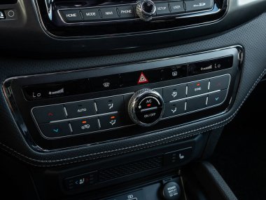 Novosibirsk, Rusya - 11 Eylül 2023: SsangYong Rexton Spor Han, klima düğmeli klima görüntüsü, arabanın içindeki sıcaklık hakkında bilgi içeren gösterge paneli