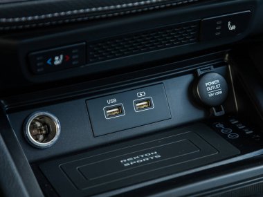Novosibirsk, Rusya - 11 Eylül 2023: SsangYong Rexton Spor Han, otomobil panelinde iki USB limanı