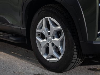 Novosibirsk, Rusya - 11 Eylül 2023: SsangYong Rexton Spor Han, tampon, alaşım tekerleği, araba tamiri, tekerlek temizleme