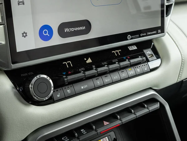 2023年9月11日 俄罗斯新锡尔斯克 丰田Tundra 通过空调按钮观看气候控制 这是一个显示汽车内部温度的仪表盘 — 图库照片