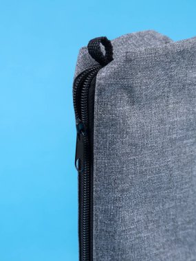 Gri çanta arkaplanındaki fermuarı kapat