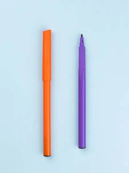 Multi-colored set of felt-tip pens: one open and closed felt-tip pen