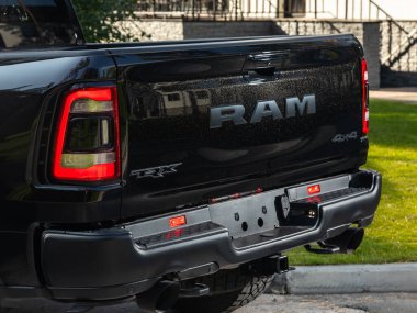 Novosibirsk, Rusya - 11 Eylül 2023: Dodge Ram Trx, bagaja yakın çekim, far, tampon, arka görüş. 