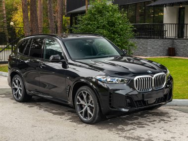 Novosibirsk, Rusya - 11 Eylül 2023: bir şehrin siyah BMW X5 'i. Başka araba ve insan yok.. 