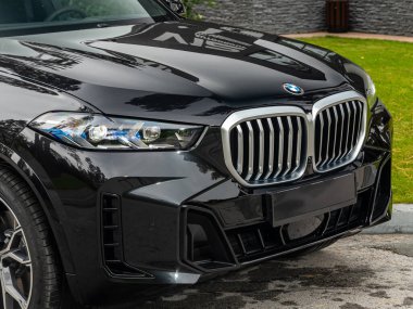 Novosibirsk, Rusya - 11 Eylül 2023: BMW X5, temiz ışıklı araba, tampon, sis lambası