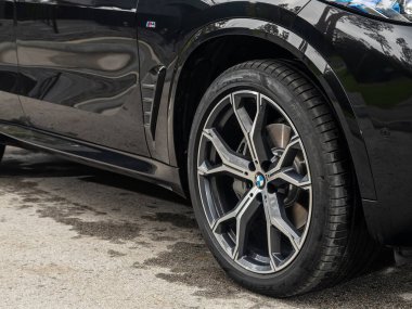 Novosibirsk, Rusya - 11 Eylül 2023: BMW X5, tampon, alaşım tekerleği, spor aralıkları ile detaylı araba