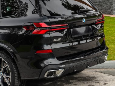 Novosibirsk, Rusya - 11 Eylül 2023: BMW X5, bagaja yakın çekim, far, tampon, arka görüş. 