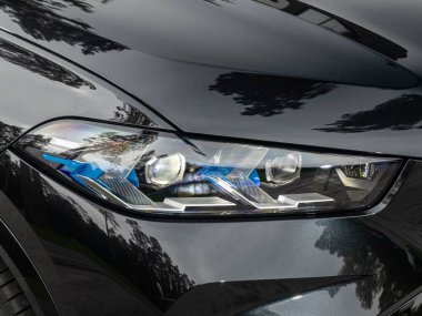 Novosibirsk, Rusya - 11 Eylül 2023: BMW X5, modern araba ksenon lamba, tampon, tekerlek manzarası