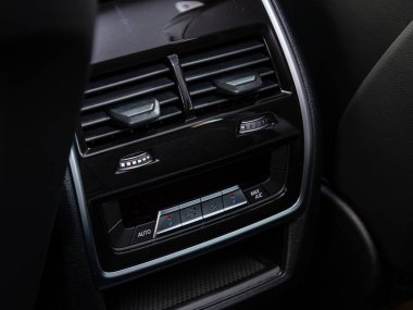 Novosibirsk, Rusya - 11 Eylül 2023: BMW X5, Araç koltuğu ısıtma kontrol panelini kapatın
