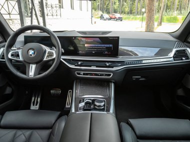 Novosibirsk, Rusya - 11 Eylül 2023: BMW X5, Otomatik şanzımanlı yeni modern arabanın içi, Dashyaban domuzu