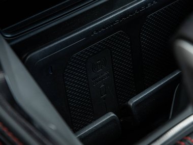 Novosibirsk, Rusya - 11 Eylül 2023: Dodge Ram Trx, kablosuz araba şarj aleti