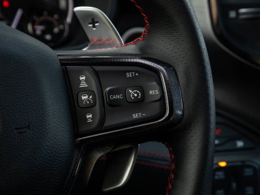 Novosibirsk, Rusya - 11 Eylül 2023: Dodge Ram Trx, fonksiyon düğmeleri olan araba direksiyonunu kapat