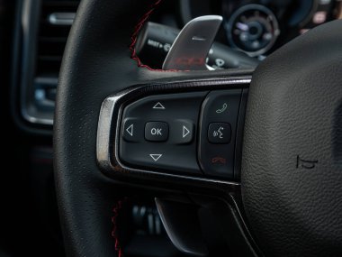 Novosibirsk, Rusya - 11 Eylül 2023: Dodge Ram Trx, fonksiyon düğmeleri olan araba direksiyonunu kapat
