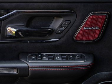 Novosibirsk, Rusya - 11 Eylül 2023: Dodge Ram Trx, yan kapı düğmeleri: pencere, ayna ayarlama düğmeleri, kapı kilidi. Araba içeride.