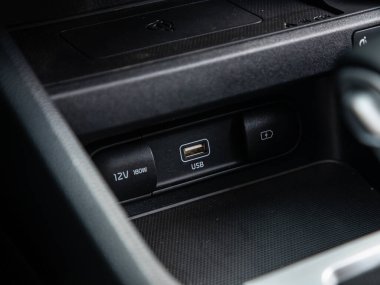 Novosibirsk, Rusya - 11 Eylül 2023: Kia K3, araç panelinde siyah usb 'ye yakın plan, ticari iz yok