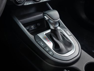 Novosibirsk, Rusya - 11 Eylül 2023: Kia K3, vites kutusu kolu arabada