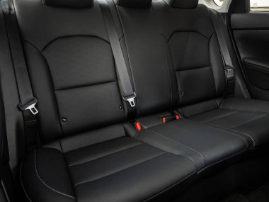 Novosibirsk, Rusya - 11 Eylül 2023: Kia K3, Araç içi, arka koltukların bir kısmı 