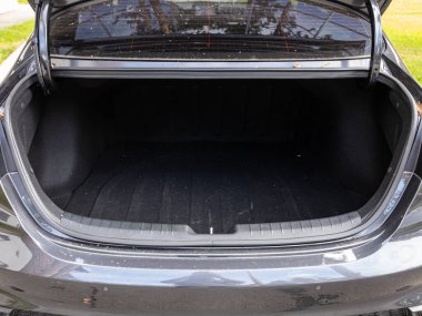 Novosibirsk, Rusya - 11 Eylül 2023: Kia K3, geniş bagaj manzaralı.