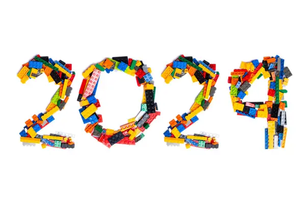 カレンダーのヘッダー番号 2024 白い背景に設定された多彩な子供の建設から ハッピーニューイヤー2024カラフルな背景 — ストック写真