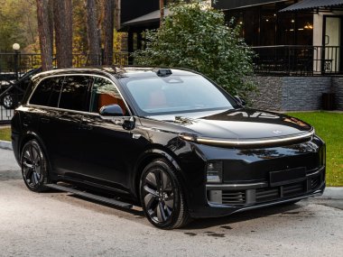 Novosibirsk, Rusya - 11 Eylül 2023: siyah Li L9 ön görüntüsü. Park yerinde bir SUV arabası.  