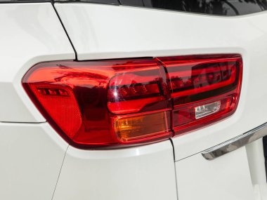 Novosibirsk, Rusya - 11 Eylül 2023: KIA Karnavalı, LED stop lambalı modern minibüslerden birinin detaylarını kapat. Harici ayrıntılı otomobil.
