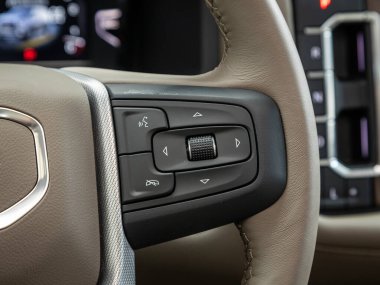 Novosibirsk, Rusya - 11 Eylül 2023: GMC Yukon Denali, direksiyondaki araba denetçisi; Müzik; Kontrol Sistemi Fonksiyonu ve arabada sesli telefon. modern araba iç mimarisi