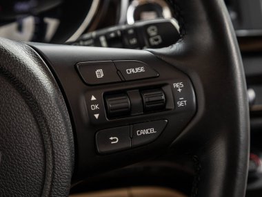 Novosibirsk, Rusya - 11 Eylül 2023: KIA Karnavalı, direksiyondaki araba denetçisi; Müzik; Kontrol Sistemi Fonksiyonu ve arabadaki sesli telefon. modern araba iç mimarisi