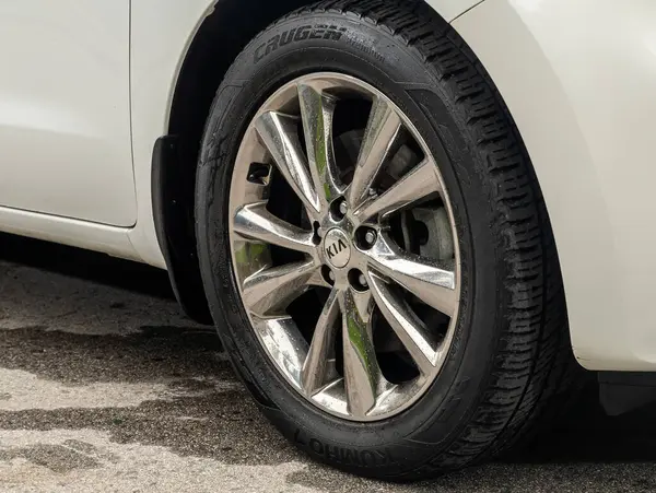 2023年9月11日 Kia嘉年华 带有铝合金轮和新轮胎的特写车轮 — 图库照片
