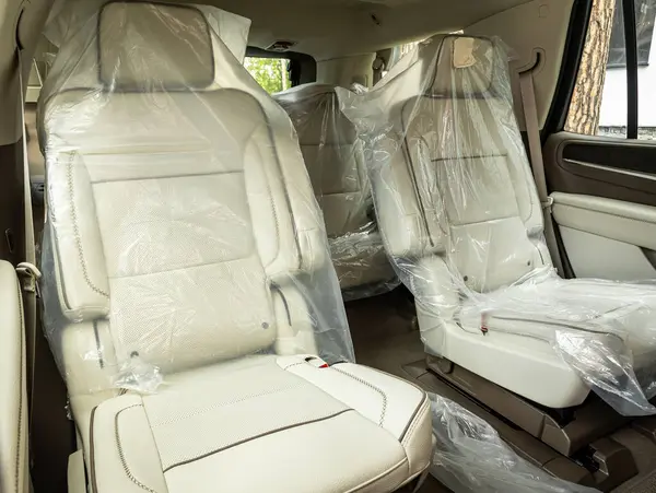 2023年9月11日 Gmc育空登纳利 Yukon Denali 家用轿车内饰 装有三排白色皮革座椅的保护套 — 图库照片