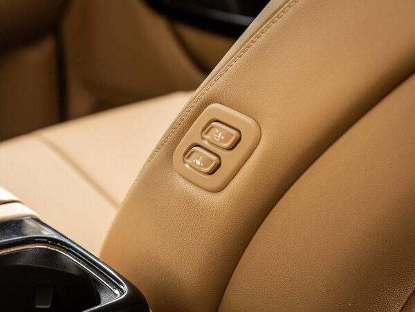 Новосибирск, Россия - 11 сентября 2023 года: KIA Carnival, кнопки крупным планом сидений. Фотография современного автомобиля на парковке в Новосибирске