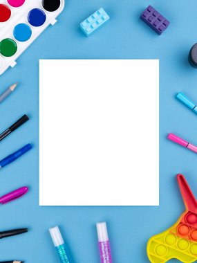 Düz bir çalışma masasının en üst görüntüsü boş çarşaflar ve kırtasiyelerle dolu bir defterdir. Sosyal ağlarda kadın blogları için şablon