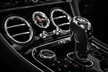 Novosibirsk, Rusya - 11 Ekim 2023: Bentley Continental GT Speed, Vites değişimi. Otomatik şanzıman, otomobil interio.