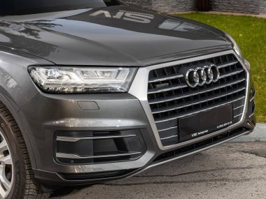 Novosibirsk, Rusya - 11 Ekim 2023: Audi Q7, temiz ışıklı araba, tampon, sis lambası