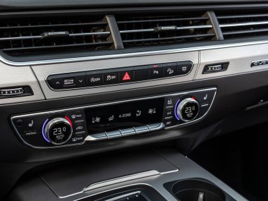 Novosibirsk, Rusya - 11 Ekim 2023: Audi Q7, klima düğmeli klima görüntüsü, bir arabanın içindeki sıcaklık hakkında bilgi içeren gösterge paneli
