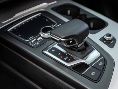 Novosibirsk, Rusya - 11 Ekim 2023: Audi Q7, hızlandırıcı kol ve düğmelere yakın çekim. Modern bir iç mekan arabasının fotoğrafı..